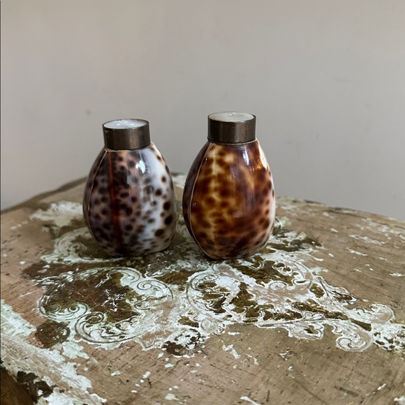 TWO’S COMPANY Cowrie Shell Shaker Set - Picture 3 of 6